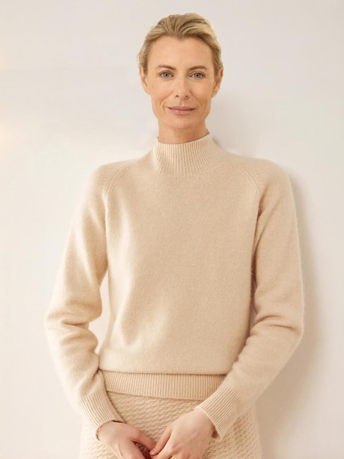 100% Italian cashmere sweater with mock-neck and regular fit, soft and warm knitwear