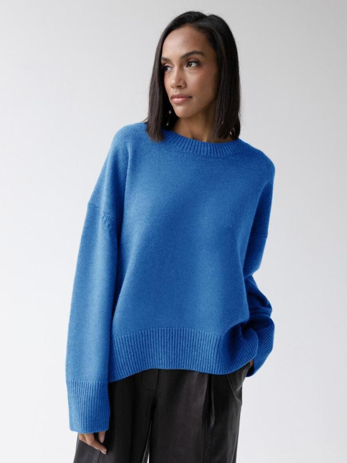 Oversized crew neck knit sweater with drop-shoulder sleeves and ribbed cuffs in neutral color