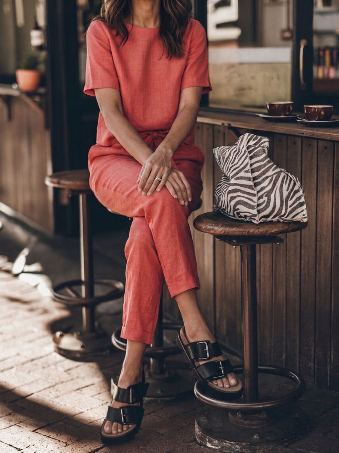 Three-piece women's cotton-linen set with relaxed short-sleeve top and straight-leg pants in monochrome tones