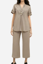 Short-sleeved V-neck top and wide trouser suit in beige cotton for casual elegance