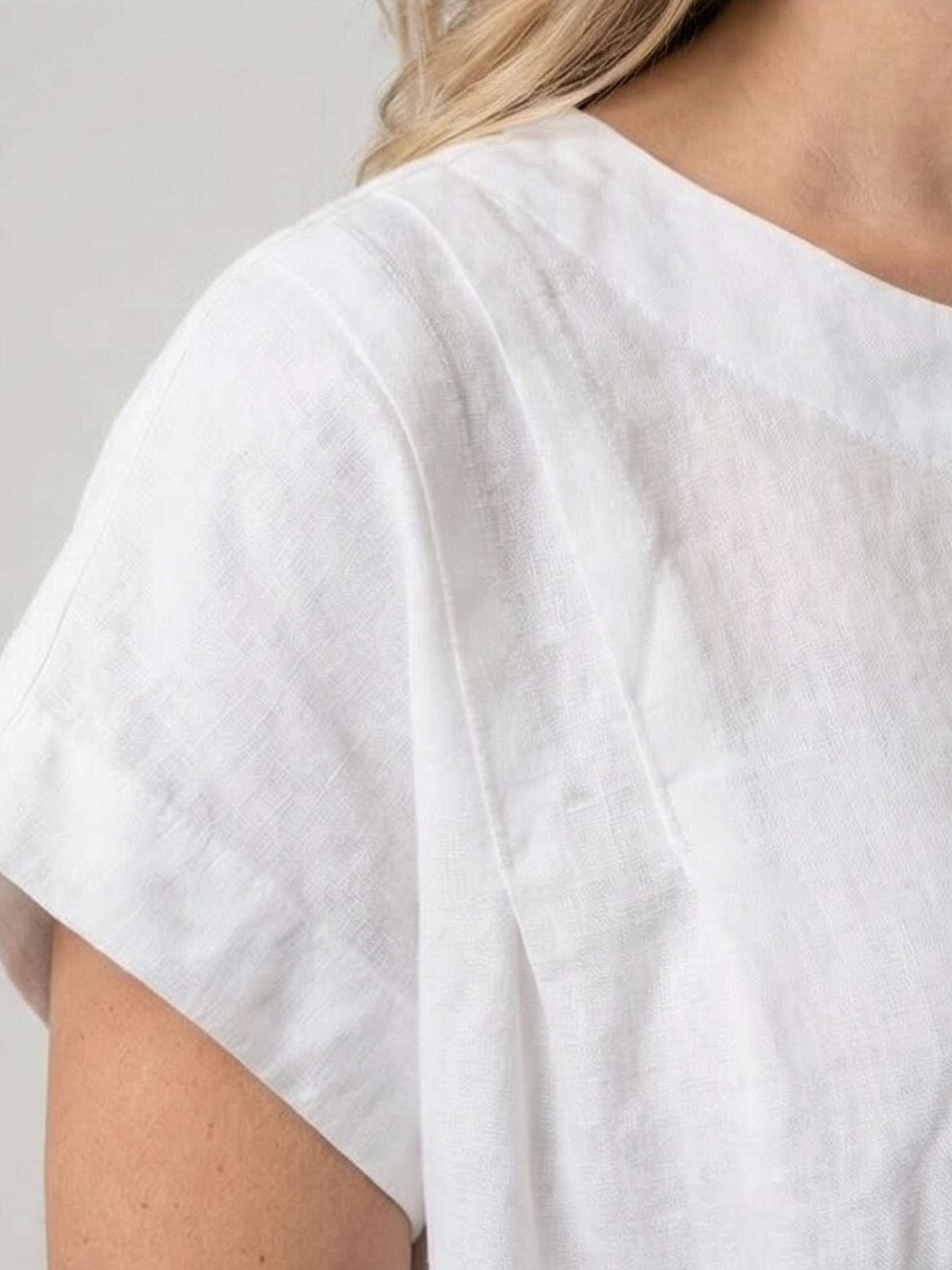 100% linen boxy cap-sleeve top with round neck and hip-length hem