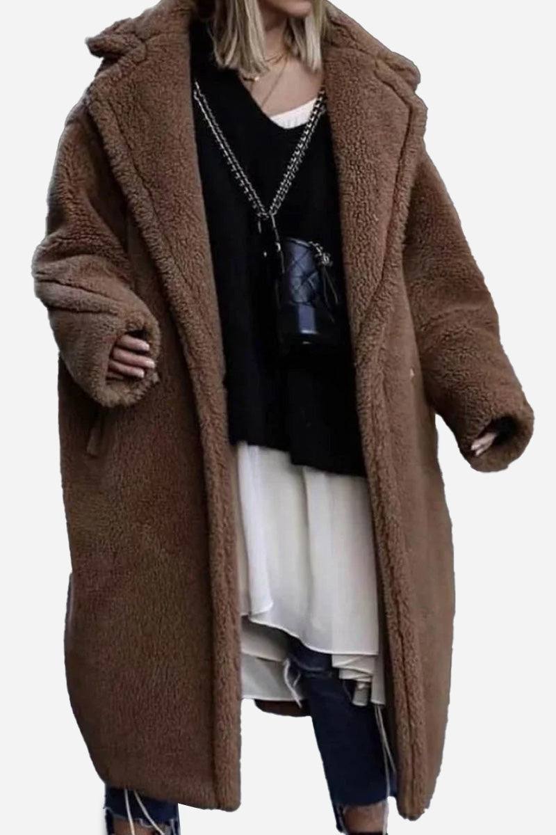 Brown glamour teddy coat with loose fit and oversized collar, made of polyester and lambswool blend.
